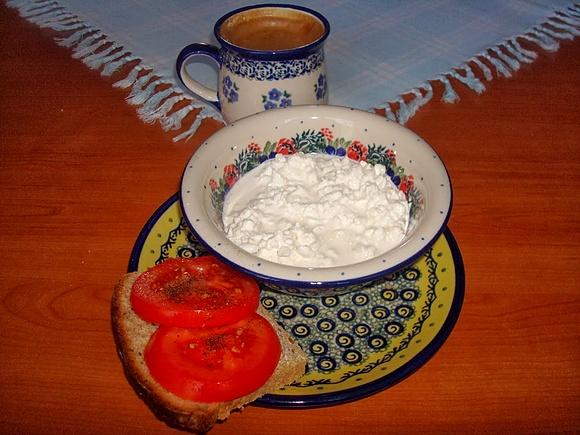 Proste śniadanie z serem wiejskim i pomidorem