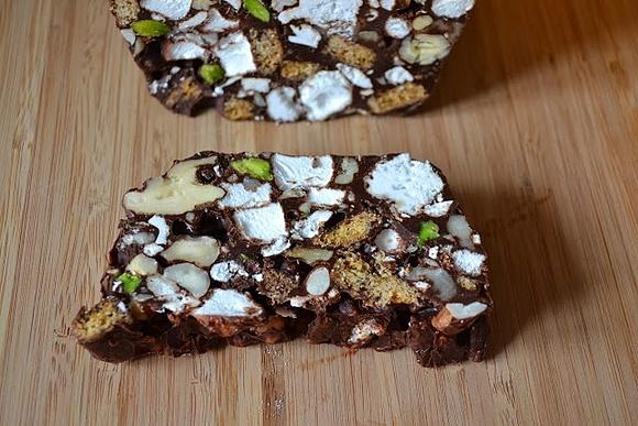 Rocky road cake - blok czekoladowy z chrupiącymi bakaliami
