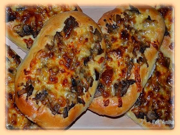 Domowe pizzeriny z cebulą, pieczarkami i żółtym serem