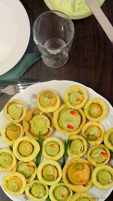 Finger food - kruche słone ciasteczka z awokado, pomidorem i hummusem