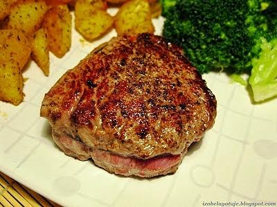 Klasyczny stek z polędwicy wołowej medium rare