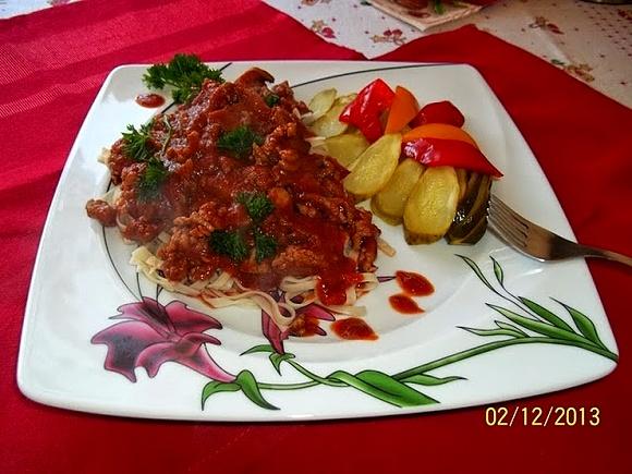 Makaron sznurki z mięsem i pieczarkami w sosie