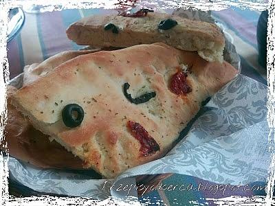 Focaccia z oliwkami i suszonymi pomidorami