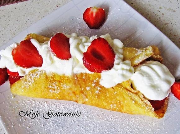 Omlet biszkoptowy ze śmietaną i owocami