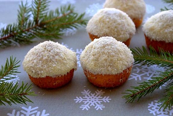 Muffinki kokosowe w polewie z białej czekolady
