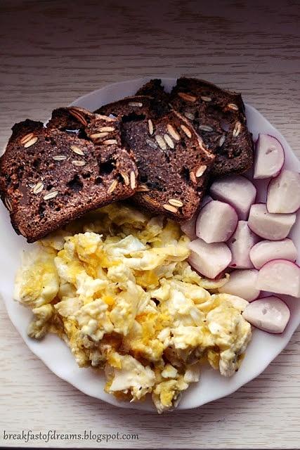 Jajecznica na maśle z domowym pieczywem żytniuch z pestkami dyni