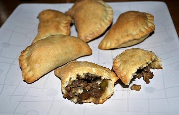Pieczone pierogi z farszem z boczniaków, orzechów i pora