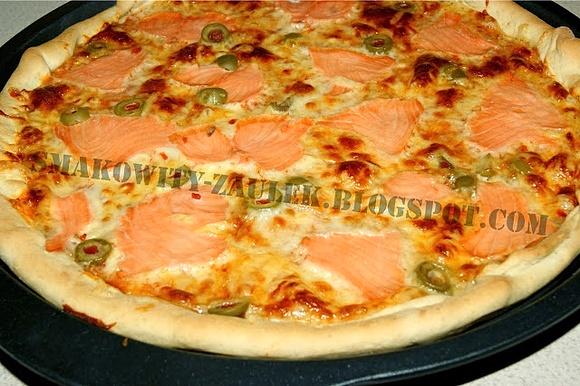 Pizza z wędzonym łososiem