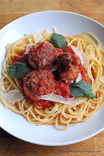 Spaghetti z klopsikami w sosie pomidorowym