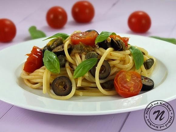 Spaghetti z pomidorkami, anchois i chili