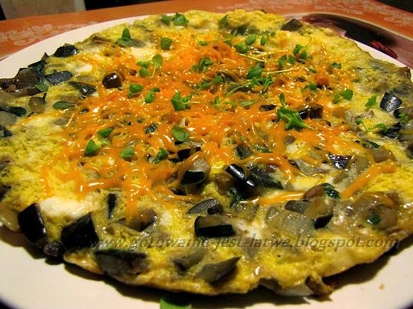 Omlet z bakłażanem i pieczarkami