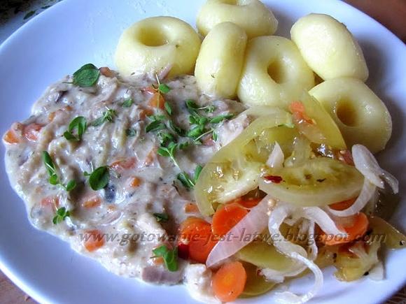 Potrawka z kurczaka z warzywami i mlekiem kokosowym