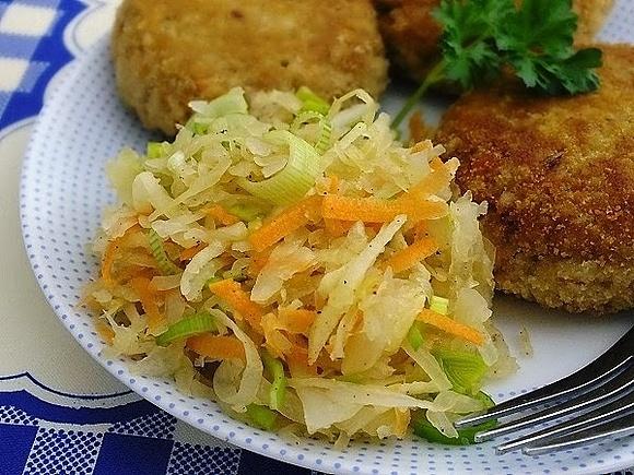 Surówka z kapusty kiszonej, pora i jabłka