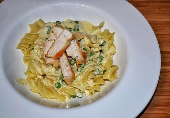 Pasta alfredo z kurczakiem i groszkiem