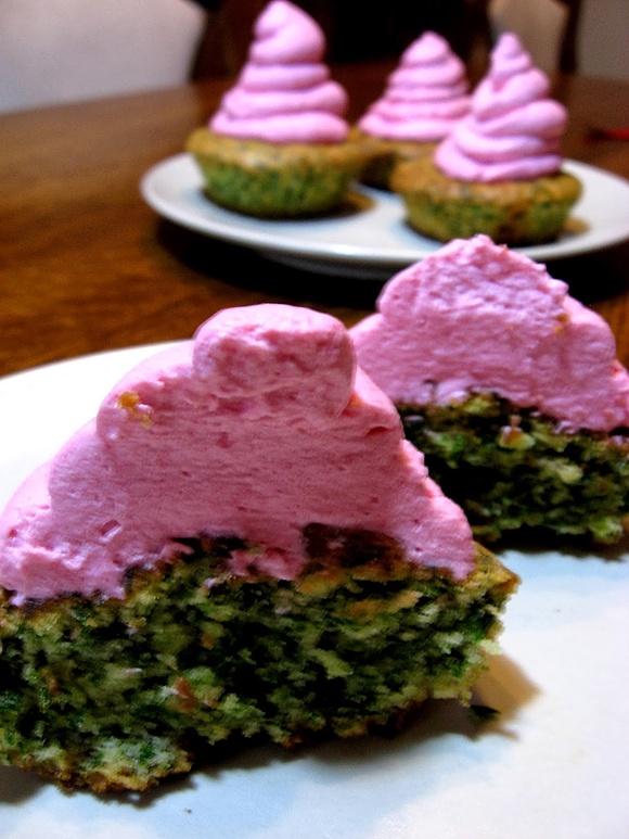 Zielone muffinki z różową śmietaną i szpinakiem