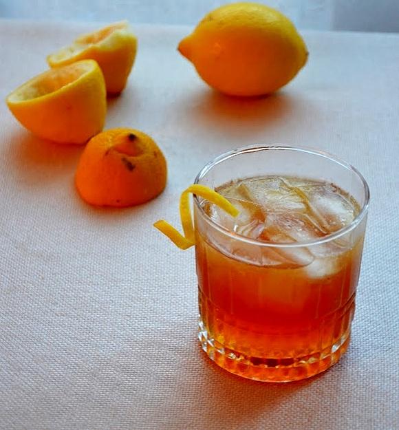 Amaretto sour na święta - pokrzepiający koktajl dla św. mikołaja.