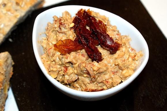 Pasta z sera pleśniowego i suszonych pomidorów na imprezę
