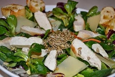 Sałata z grillowanym kurczakiem i sosem miodowo-musztardowym