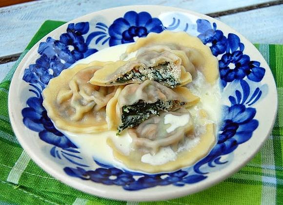 Ravioli ze szpinakiem ricottą i orzechami włoskimi