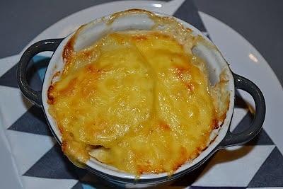 Rozmarynowa zapiekanka ziemniaczana z grillowaną wieprzowiną