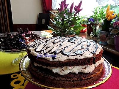 Czarny tort z pigwą i wiśniami