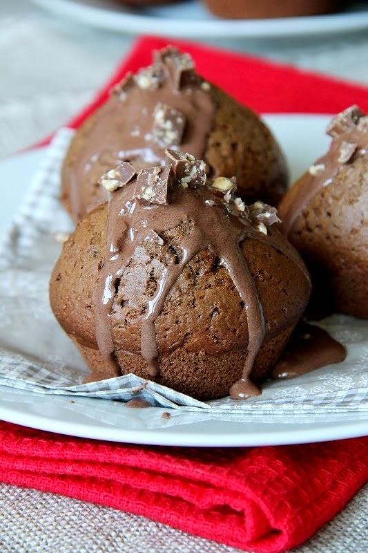 Czekoladowe muffinki z lukrem i pralinkami Merci