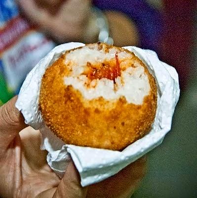 Sycylijskie arancini nadziewane ryżowe kulki