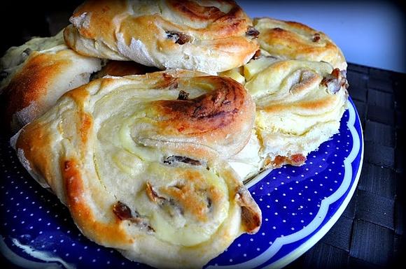 Słodkie bułeczki drożdżowe z serkiem ricotta