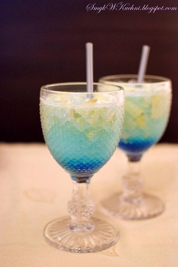 Drink z Blue Curacao i mleczkiem kokosowym
