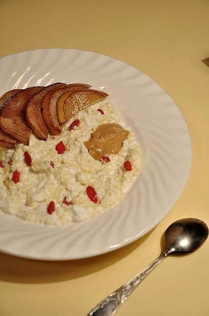 Kasza jaglana z gruszką w occie balsamicznym, tahini i jagodami goji