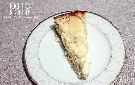 Sernik waniliowy z lemon curd i płatkami migdałowymi
