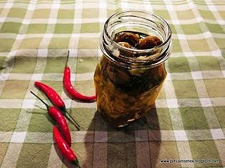 Pikantne oliwki ziołowo-czosnkowe