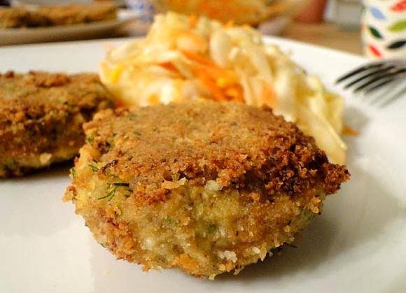 Falafel z gotowanej ciecierzycy z surówką z białej kapusty