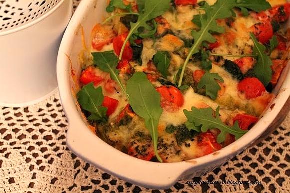 Zapiekanka z mozzarellą i pomidorkami, oliwą i ziołami