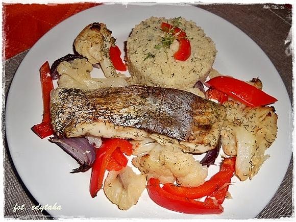 Tilapia pieczona z kalafiorem i papryką