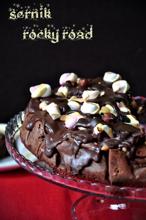 Rocky road sernik z orzechami i piankami marshmallows