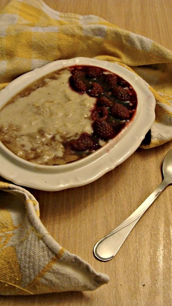 Owsianka z malinami, bananem i sokiem malinowym