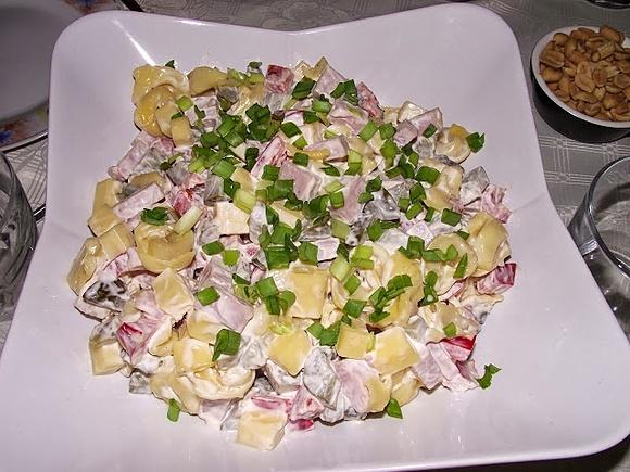 Sałatka z tortellini i świeżą czerwoną papryką