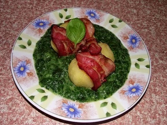 Ziemniaczki boczkiem otulone na szpinaku