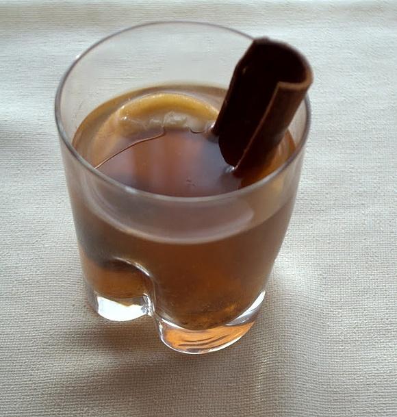 Kompot z suszonych owoców z cynamonem i goździkami