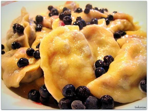 Pierogi z jagodami, truskawkami i ruskie z serem i ziemniakami