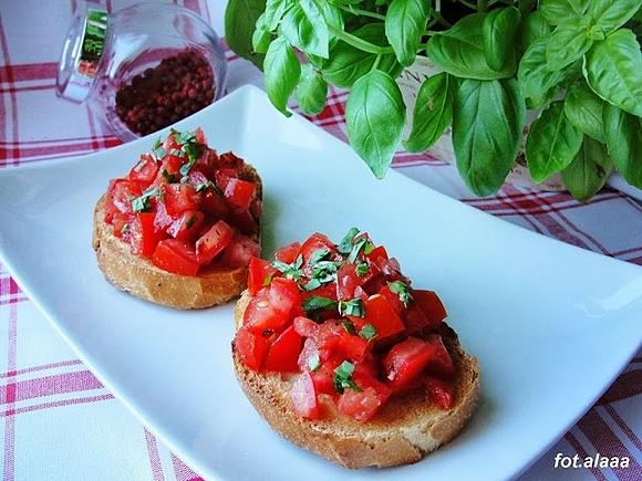Bruschetta z pomidorami i czosnkiem