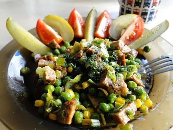 Szybkie danie z wędzonego tempeh i warzyw
