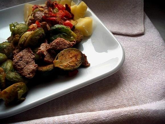 Brukselska cebula i mięso na parze z warzywami i przyprawami