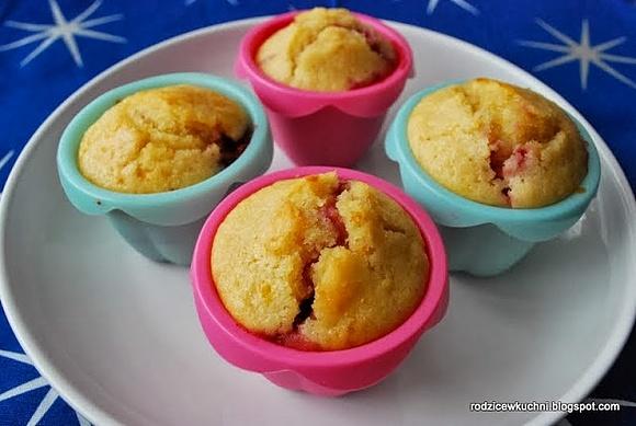 Muffinki pomarańczowe z truskawkami
