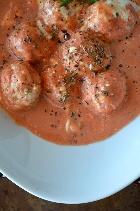 Pulpeciki z kurczaka pieczone z sosem pomidorowo-śmietanowym i mozzarellą