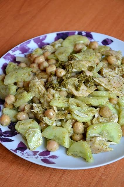 Sałatka z kurczaka, ogórka i ciecierzycy z pesto