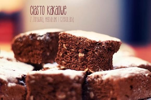 Ciasto kakaowe z żurawiną i migdałami