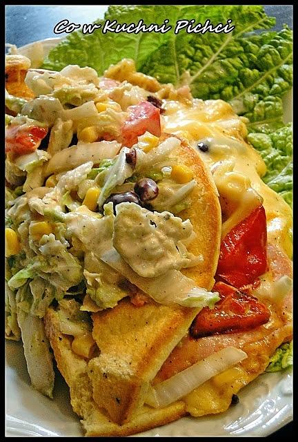 Omlet biszkoptowy z mozzarellą, szynką i warzywami