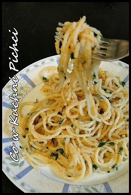 Spaghetti z bułką tartą i oliwkami według giady de laurentiis